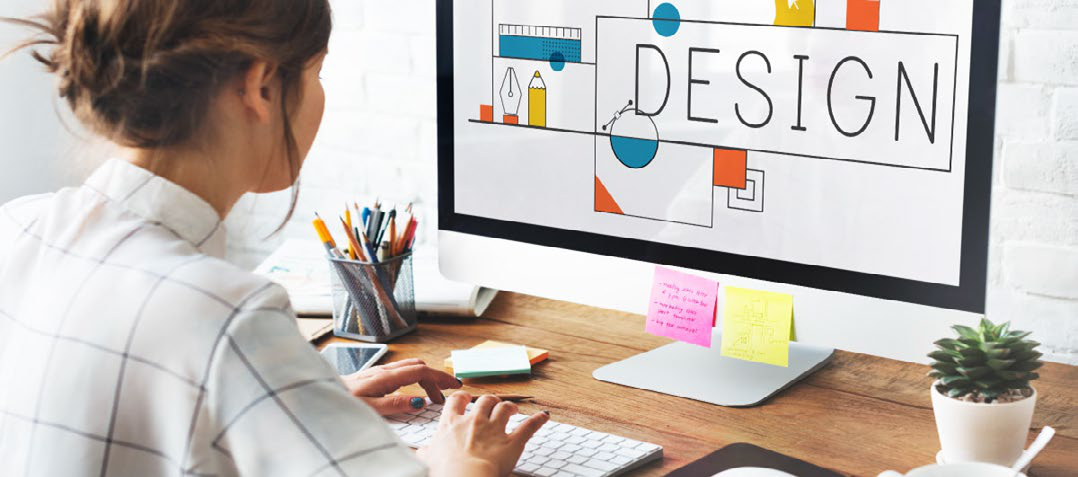 Designer al lavoro su una postazione iMac